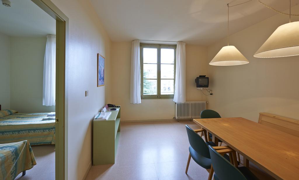 Apartamentos Montserrat Abat Marcet Habitación foto