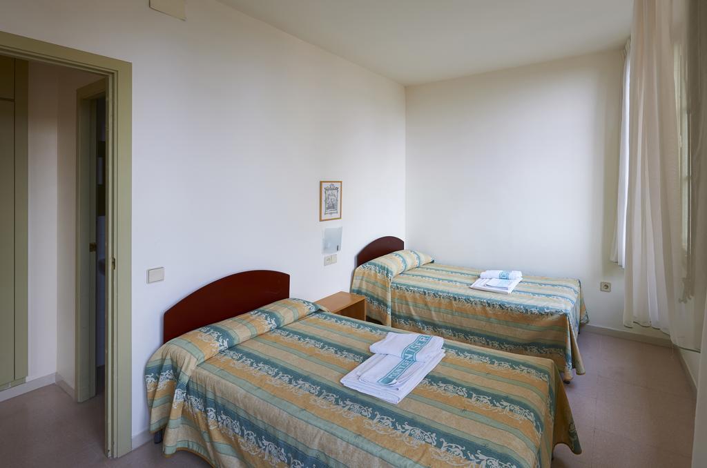 Apartamentos Montserrat Abat Marcet Habitación foto