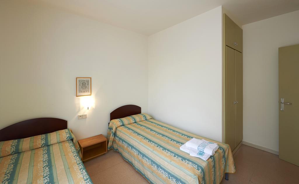 Apartamentos Montserrat Abat Marcet Habitación foto