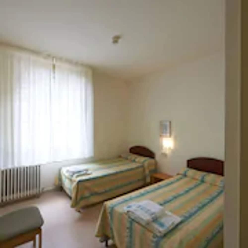 Apartamentos Montserrat Abat Marcet Exterior foto