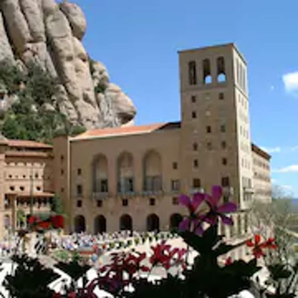 Apartamentos Montserrat Abat Marcet Exterior foto